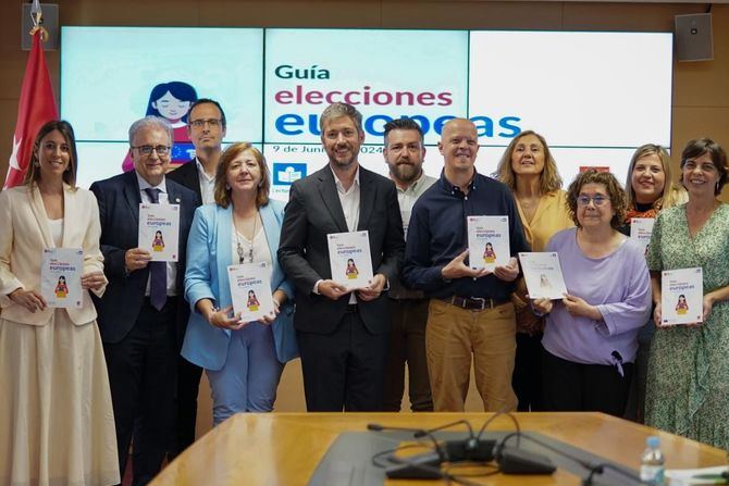 El consejero de Presidencia, Justicia y Administración Local, Miguel Ángel García Martín, durante la entrega de un ejemplar a representantes de Plena Inclusión Madrid, en un acto celebrado en la Real Casa de Postas.