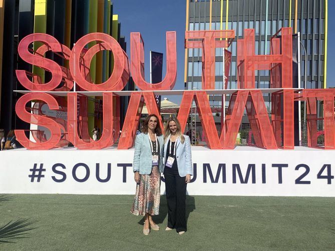 La viceconsejera de Sanidad, Laura Gutiérrez, ha visitado el estand que el Gobierno regional tiene en el espacio La Nave de la capital, para presentar alguna de estas iniciativas junto a los profesionales del Servicio Madrileño de Salud (SERMAS).