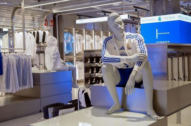 La nueva tienda insignia del Real Madrid consta de 2.800 metros cuadrados y brinda a sus visitantes una experiencia digital inmersiva.