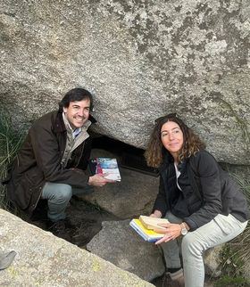 El viceconsejero de Medio Ambiente y Ordenación del Territorio, Rafael García, ha llevado un ejemplar de esta publicación, 'Relatos del Guadarrama', a la Peña del Arcipreste de Hita, declarado Monumento Natural de Interés Nacional en 1930.