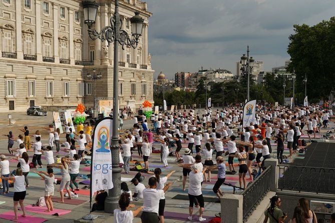 La explanada del Puente del Rey, junto al río Manzanares y la Casa de Campo, será el escenario de este encuentro que comenzará a las 9.00 horas, momento desde el que se espera la participación de cientos de entusiastas del yoga y personas interesadas en descubrirlo.