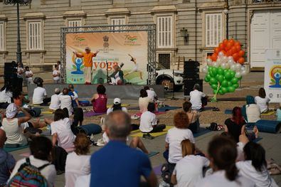 El programa del evento incluirá una bienvenida por parte del Embajador de la India, seguido de un discurso del invitado de honor. A continuación, se llevará a cabo una sesión de práctica de yoga, que incluirá meditación, recitación de mantras, estiramientos, 'asanas' (posturas de yoga), relajación y prácticas de respiración.