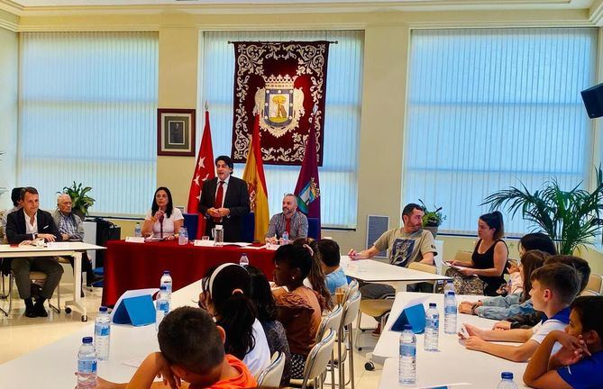 Los jóvenes pertenecen a los centros educativos Luis Cernuda, Garcilaso de la Vega, Ramón Pérez de Ayala, el IES Conde de Orgaz y el Centro de Día infantil de Cruz Roja.