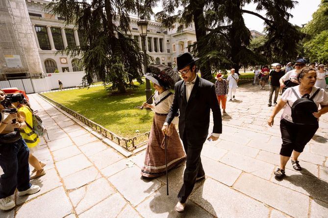 Los amantes de la literatura 'joyceana' recrean las 18 horas donde Leopold Bloom recorre Dublín, mediante rutas literarias, lecturas o con el famoso almuerzo de sándwiches de gorgonzola y vino de Borgoña.