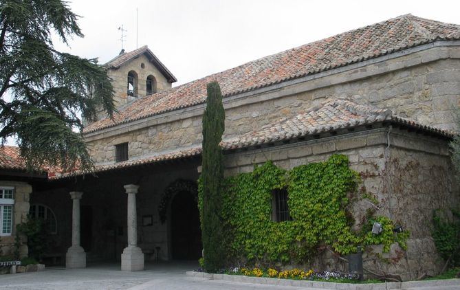 Entre las joyas religiosas del municipio, la Iglesia de Nuestra Señora de la Asunción, que destaca por un estilo austero propio del renacimiento y resulta singular, en comparación con otras de la Comunidad de Madrid. 