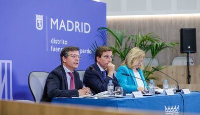 Martínez Páramo, Almeida y Sanz en la rueda de prensa celebrada tras la Junta de Gobierno del pasado jueves, que se celebró de forma extraordinaria en el Junta Municipal de Fuencarral-El Pardo..