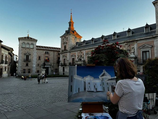 Enmarcado en el programa Plazas Vivas, este certamen está organizado por la Junta Municipal de Centro y la Asociación Española de Pintores y Escultores (AEPE), en colaboración con la Asociación de Restaurantes y Tabernas Centenarios de Madrid.