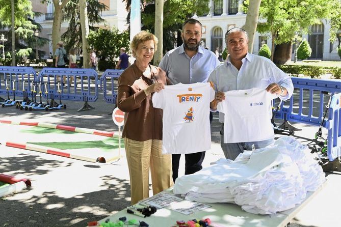 La delegada de Obras y Equipamientos, Paloma García Romero, acompañada del concejal de Centro, Carlos Segura, y del consejero delegado de Madrid Calle 30, Javier Ramirez, ha visitado el circuito infantil en el paseo del Prado.