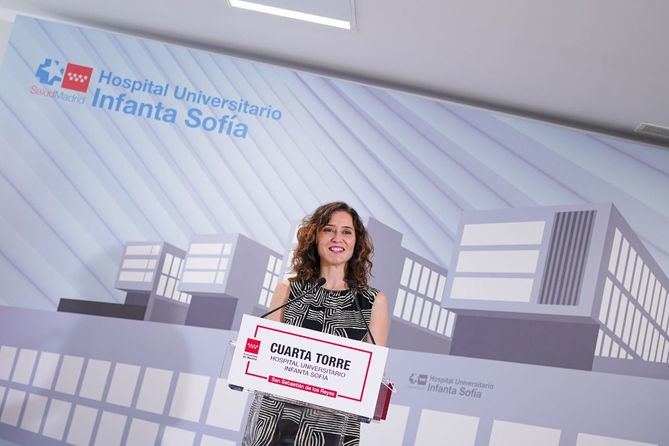 La presidenta de la Comunidad de Madrid, Isabel Díaz Ayuso, ha acudido este viernes a la Torre 4 del Hospital público Universitario Infanta Sofía de San Sebastián de los Reyes, infraestructura que responde a una “demanda histórica” y que comenzó a funcionar el pasado mes de mayo.