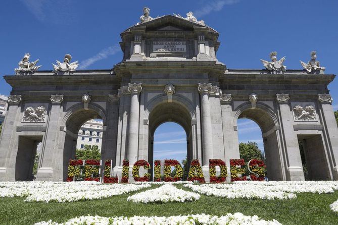 Se han colocado adornos florales en la calle de Alcalá, la plaza de la Villa, la puerta del Retiro en la plaza de la Independencia, el Congreso de los Diputados y la puerta de Alcalá, donde, además, se ha instalado un corpóreo floral con la palabra 'Felicidades', al igual que en la plaza de Oriente.