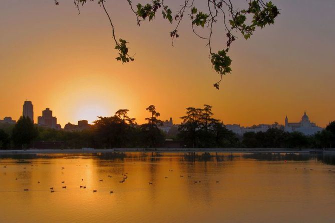 El día del solsticio de verano corresponde al de mayor duración del año. Alrededor de esta fecha se encuentran el día en que el Sol sale más pronto y aquél en que se pone más tarde.