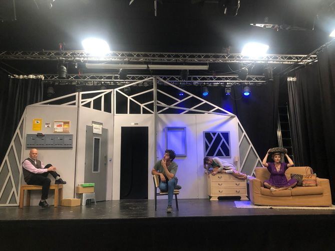 Los Teatros Luchana de Madrid estrenarán el 26 de junio la obra Abre fácil, interpretada por Salva Reina, Natalia Roig, Rocío Rubio y Álvaro Carrero, también autor y director de esta divertida función de la malagueña La Cochera Producciones.