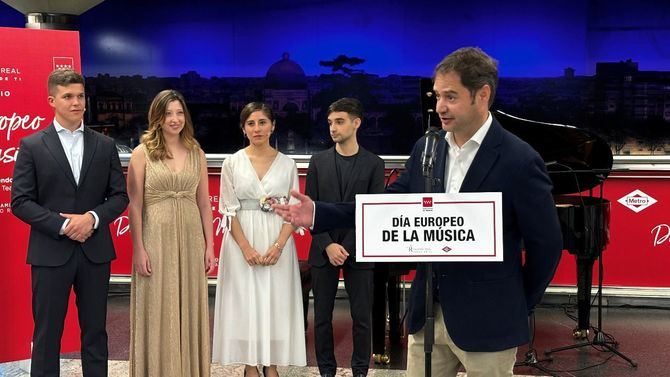 El evento, organizado por la Consejería de Vivienda, Transportes e Infraestructuras en colaboración con el Teatro Real, tiene el objetivo de acercar este género a los usuarios del suburbano, especialmente, al público joven.