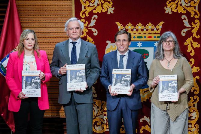 Almeida, junto a representantes de patronal y sindicatos, este lunes, en la presentación de la Estrategia de Empleo de la Ciudad de Madrid 2024-2027, en el Palacio de Cibeles.