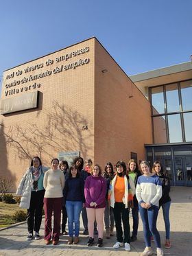 El documento incide en los perfiles con mayor desempleo en la ciudad: mayores de 45 años, mujeres con hijos y escasa formación, jóvenes no integrados en el ámbito formativo y/o laboral y personas con discapacidad intelectual o problemas de salud mental.