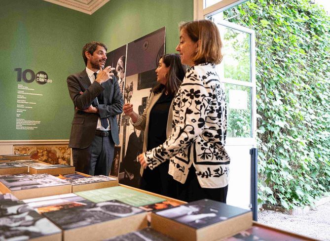 El ministro de Cultura, Ernest Urtasun, ha realizado una visita al museo centenario y a la exposición conmemorativa, así como a la muestra 'Las hijas de Minerva' -enmarcada en PhotoEspaña-, un recorrido guiado por la subdirectora general de Museos Estatales, Mercedes Roldán, y por la directora del museo, Carolina Miguel.