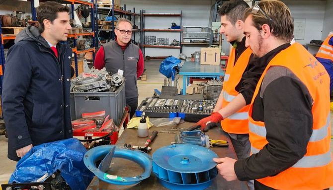 La Comunidad de Madrid invierte 33 millones en becas FP para beneficiar a más de 13.000 alumnos el próximo curso 2024/25. Su cuantía va de 1.659 a 3.250 euros anuales según la renta per cápita familiar, priorizando a los solicitantes con menos recursos económicos. 