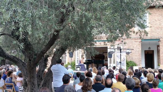 La Fundación Olivar de Castillejo organiza este ciclo pensado como una oportunidad para jóvenes valores que mostrarán su pasión por la música en un espacio natural. Un entorno especial, con más de cien olivos centenarios junto con almendros, jaras, retamas y romeros.