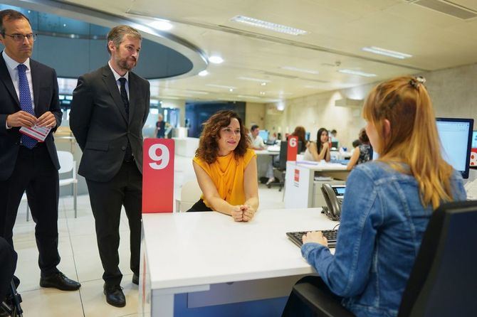 La presidenta de la Comunidad de Madrid, Isabel Díaz Ayuso, ha inaugurado este viernes la Oficina Central de Atención al Ciudadano, un nuevo espacio en la carrera de San Jerónimo que amplía su superficie, horarios y prestaciones, y que dispondrá de una zona preferente destinada a personas con discapacidad y mayores de 65 años.