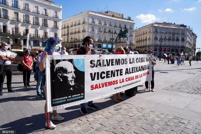 La Asociación de Amigos de Vicente Aleixandre subraya la 'incuestionable significación histórica y cultural' de la vivienda y su archivo, algo 'defendido y reclamado tenazmente a lo largo de los años', pese 'al rechazo caprichoso de algunos gobernantes, que han respondido con el silencio y el desprecio', han señalado en un comunicado.