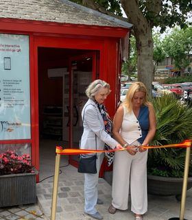 La alcaldesa de Torrelodones, Almudena Negro, y la coordinadora de Formación de la Dirección General de Turismo y Hostelería de la Comunidad de Madrid, Luz Ortega, durante la inauguración de la oficina, el pasado 27 de junio.