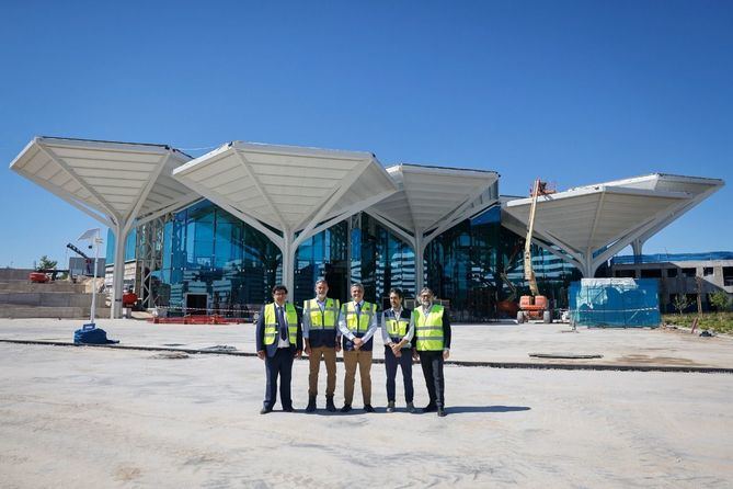 La infraestructura tiene instalados los 17 árboles metálicos del diseño exterior y casi terminados los 14 locales comerciales que albergará el edificio en su parte interior.