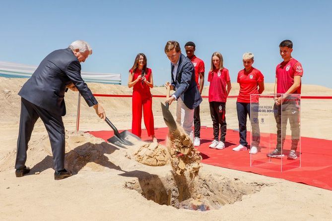 Las obras, que se van a desarrollar por fases, comenzarán por los equipamientos deportivos municipales destinados a los vecinos de San Blas-Canillejas. Las dotaciones municipales incluirán una pista de atletismo, dos campos de fútbol 11, cuatro pistas polideportivas cubiertas y cuatro pistas de pádel, entre otras instalaciones.