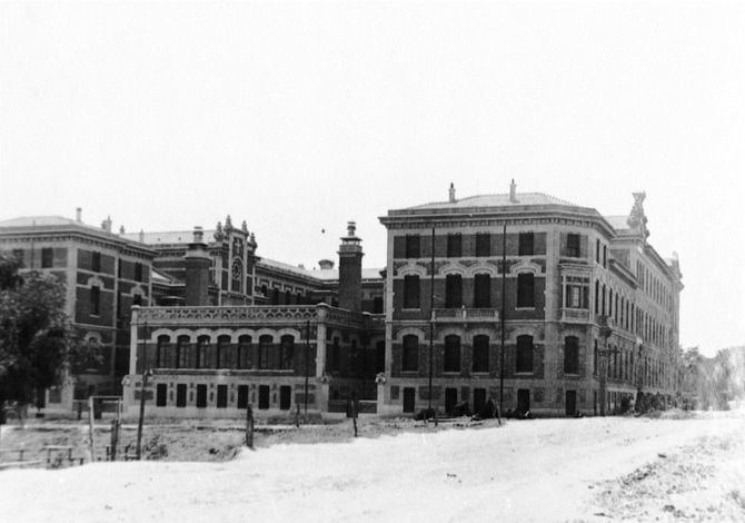 Tras 20 años de obras, el recinto asistencial se inauguró oficialmente el 28 de junio de 1924, en un acto presidido por los reyes Alfonso XIII y Victoria Eugenia de Battemberg y la presencia de la madre del monarca.