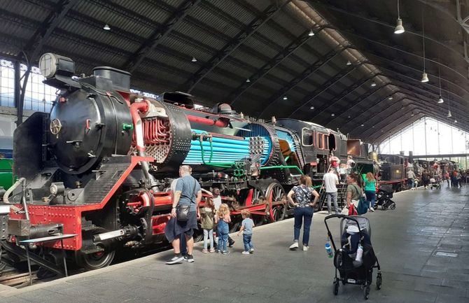 El Museo del Ferrocarril de Madrid acoge una edición solidaria de ‘Retroland Vintage Toys’, feria de coleccionismo y de modelismo ferroviario, donde encontrar miles de juguetes antiguos y de colección. 