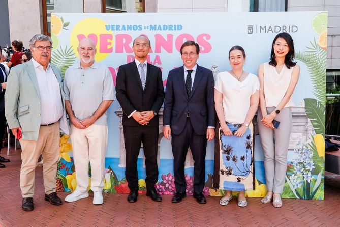 Almeida y Rivera de la Cruz han estado acompañados por el director artístico de los Veranos de la Villa, Ángel Murcia, el ministro de la Embajada de Japón en España, Shinji Minami, y la directora de la Fundación Japón, Keiko Morito, entre otras autoridades, durante la presentación de la 40ª edición del festival.