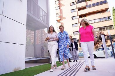 La vicealcaldesa de Madrid, Inma Sanz, la delegada de Obras y Equipamientos, Paloma García Romero, y la concejala de Chamartín, Yolanda Estrada, han visitado este viernes las instalaciones del nuevo centro cultural.
