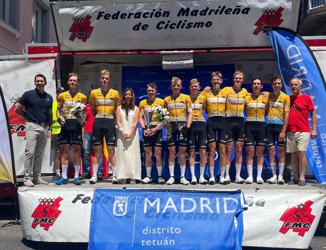 La concejala del distrito de Tetuán, Paula Gómez-Angulo, durante la entrega de trofeos de las carreras ciclistas.