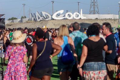 La organización de Mad Cool Festival recomienda a los asistentes que elijan transporte público, cuyos costes de implementación del servicio de transporte público nocturno durante los días del evento serán cubiertos, íntegramente, por el festival.