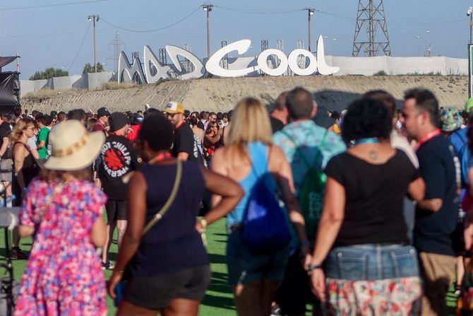 La organización de Mad Cool Festival recomienda a los asistentes que elijan transporte público, cuyos costes de implementación del servicio de transporte público nocturno durante los días del evento serán cubiertos, íntegramente, por el festival.