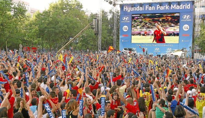 Se estima que esta noche haya una temperatura de, aproximadamente, 28 grados en la capital, tras tener que cancelar la emisión del anterior partido contra Alemania en una gran pantalla por el calor, y el alcalde ha señalado que se dan las condiciones para poder disfrutar de este partido al aire libre.