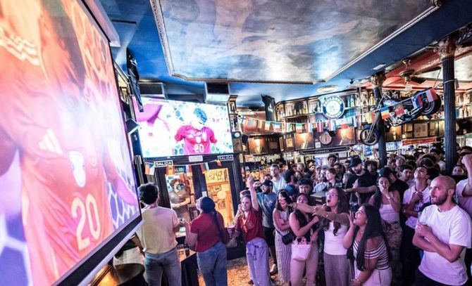 Almeida anima a los madrileños a apoyar a la selección desde Puente del Rey y augura de nuevo un 2-1 para España