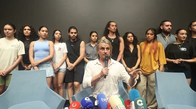 Cano se ha acompañado en la rueda de prensa por dos abogados y también por 17 estudiantes que están becados por su espectáculo, según el músico, y que han estado en el centro de la polémica.