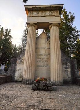 La visita nocturna teatralizada en el cementerio de la Almudena consiste en un recorrido a pie con paradas donde se desarrollan las escenas.