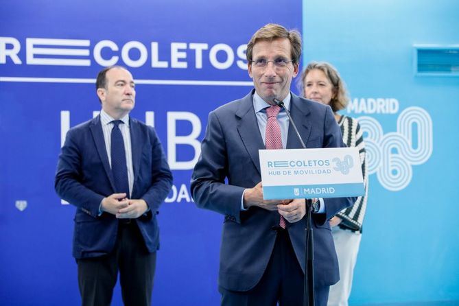 El alcalde de Madrid, José Luis Martínez-Almeida, inaugura el renovado aparcamiento público gestionado por EMT Madrid tras una rehabilitación integral.