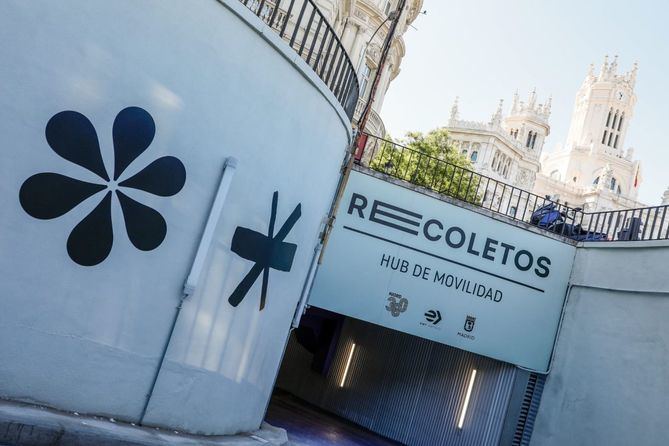 Recoletos 360 cuenta con un hub en la planta -1 que alberga vehículos compartidos, ocho puntos de recarga eléctrica, dos plazas para la distribución urbana de mercancías y un espacio de BiciPARK.