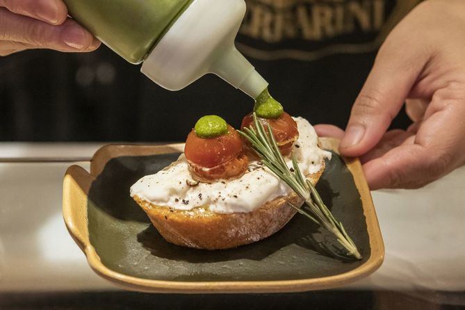 Sorlut, St. James, SLVJ, Garelos, Le Petit Dim Sum, DBellota y MAD Gourmets, entre otros, ofrecen una tapa emblemática de su estilo de cocina, acompañada de una cerveza, por sólo 5,50 euros.