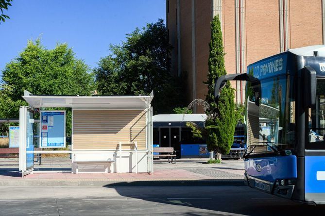 La marquesina cuenta con un botón en su interior que, a partir de los 25ºC, pone en marcha un sistema de enfriamiento por evaporación y ventilación.