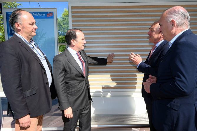 Acompañado por el director gerente de EMT Madrid, Alfonso Sánchez, y por el director general de JCDecaux en España, Carlos Barón, Carabante ha podido comprobar la nueva funcionalidad refrigerante de este innovador elemento de mobiliario urbano.