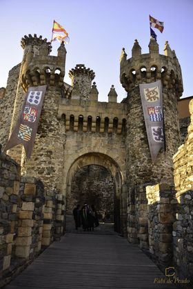 Durante esta fiesta, se recrea la entrega a la ciudad berciana del Arca de la Alianza y el Santo Grial, encontrados en Tierra Santa, para su custodia en castillo templario.