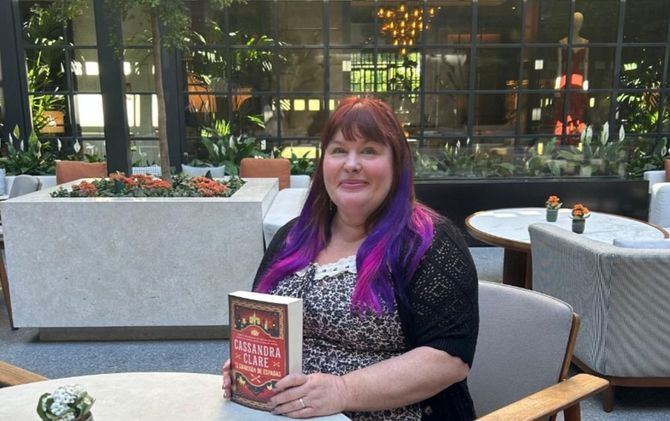 La autora de 'Cazadores de sombras', Cassandra Clare, ha visitado Madrid para presentar 'El guardián de espadas', su primera novela dirigida al público adulto.