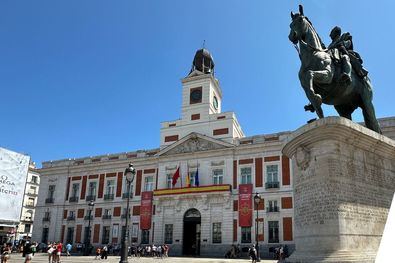 Además, la fachada principal de la Presidencia regional luce la bandera rojigualda en su balcón a la Puerta del Sol, junto a dos lonas conmemorativas de color rojo, de seis metros de alto por dos de ancho cada una.