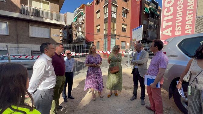 La concejala de Chamartín, Yolanda Estrada, ha visitado la zona verde de Francisco Campos, en el barrio de El Viso, que la Junta del distrito va a reformar durante los próximos cinco meses. 'Remodelamos esta zona para hacerla más accesible', ha subrayado.