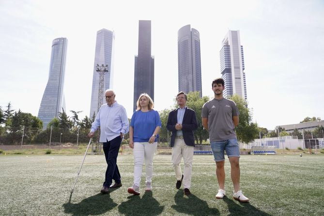 La vicealcaldesa y delegada de Seguridad y Emergencias, Inma Sanz, acompañada del concejal de Fuencarral-El Pardo, José Antonio Martínez-Páramo, y el exseleccionador nacional Vicente del Bosque, durante su visita este miércoles al Centro Deportivo Municipal Vicente del Bosque.