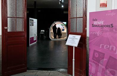 La nueva Sala Renfe abierta en el Museo del Ferrocarril de Madrid ya cuenta con dos simuladores que permiten ponerse a los mandos de un tren y conducirlo en recorridos de líneas convencionales y de alta velocidad.