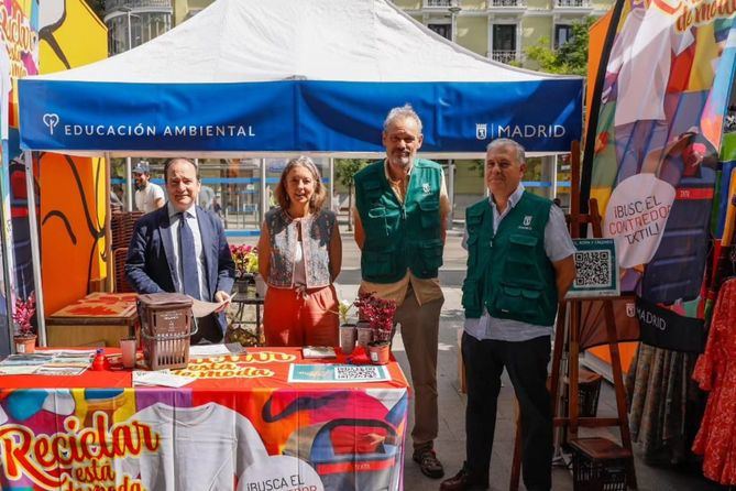 Carabante, junto con la concejala de Salamanca, Cayetana Hernández de la Riva, este miércoles, durante la visita desarrollada por el departamento de Educación Ambiental en el mercadillo de la avenida Felipe II, en el distrito.